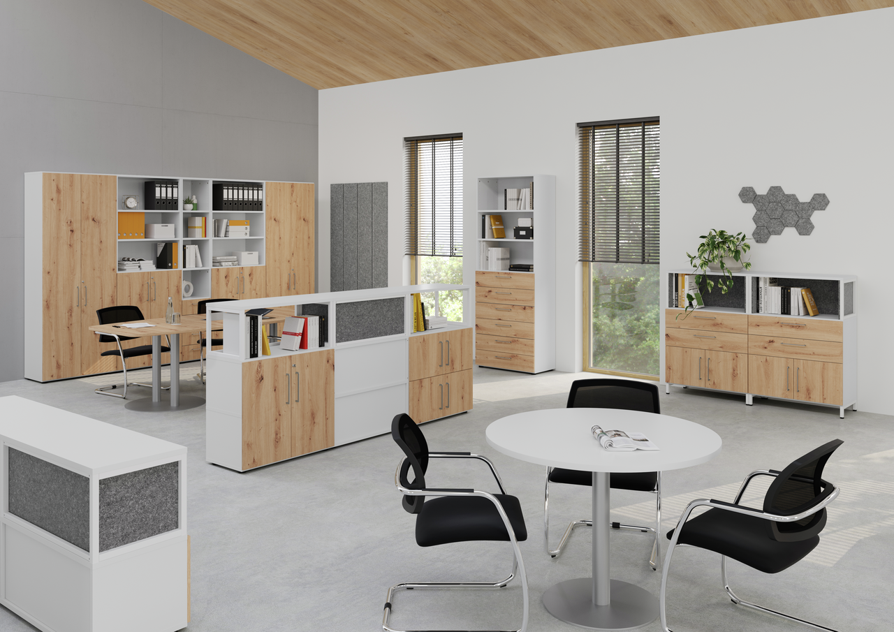 Modernes Büro mit Akustikwänden und integrierten Schranksystemen