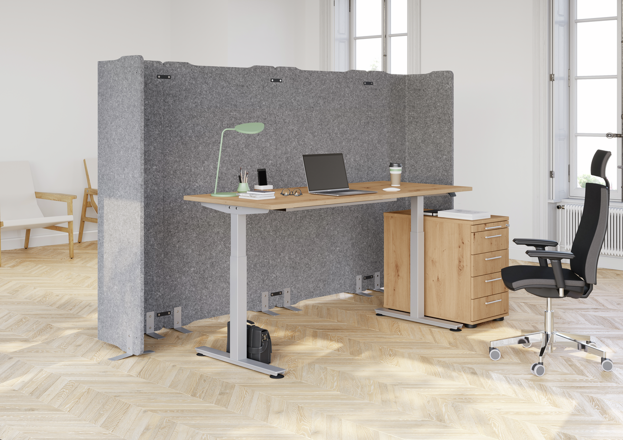 Höhenverstellbarer Arbeitsplatz mit Akustikstellwänden und Stauraum